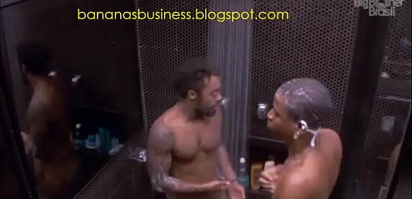  Big Brother Brasil - BBB - Homens Pelados tomando banho juntos